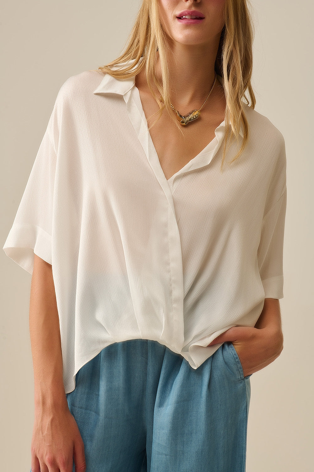 Blusa drapeada de manga corta en blanco Q2