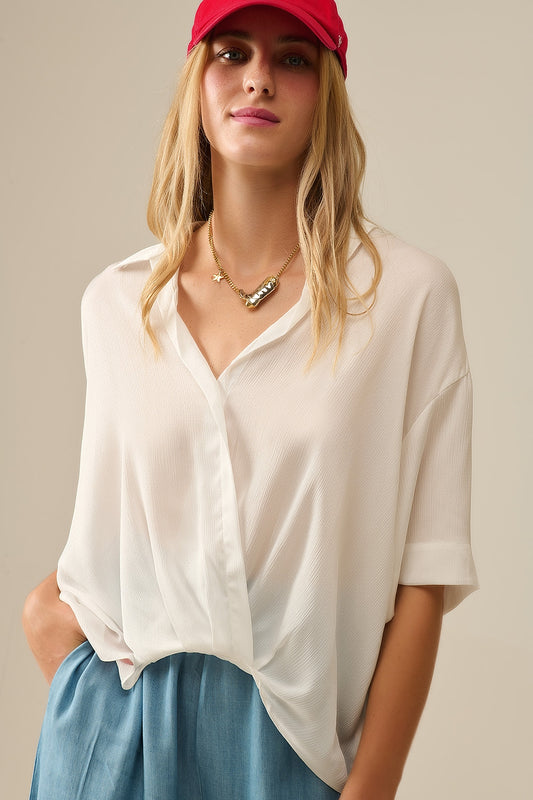 Q2 Blusa drapeada de manga corta en blanco