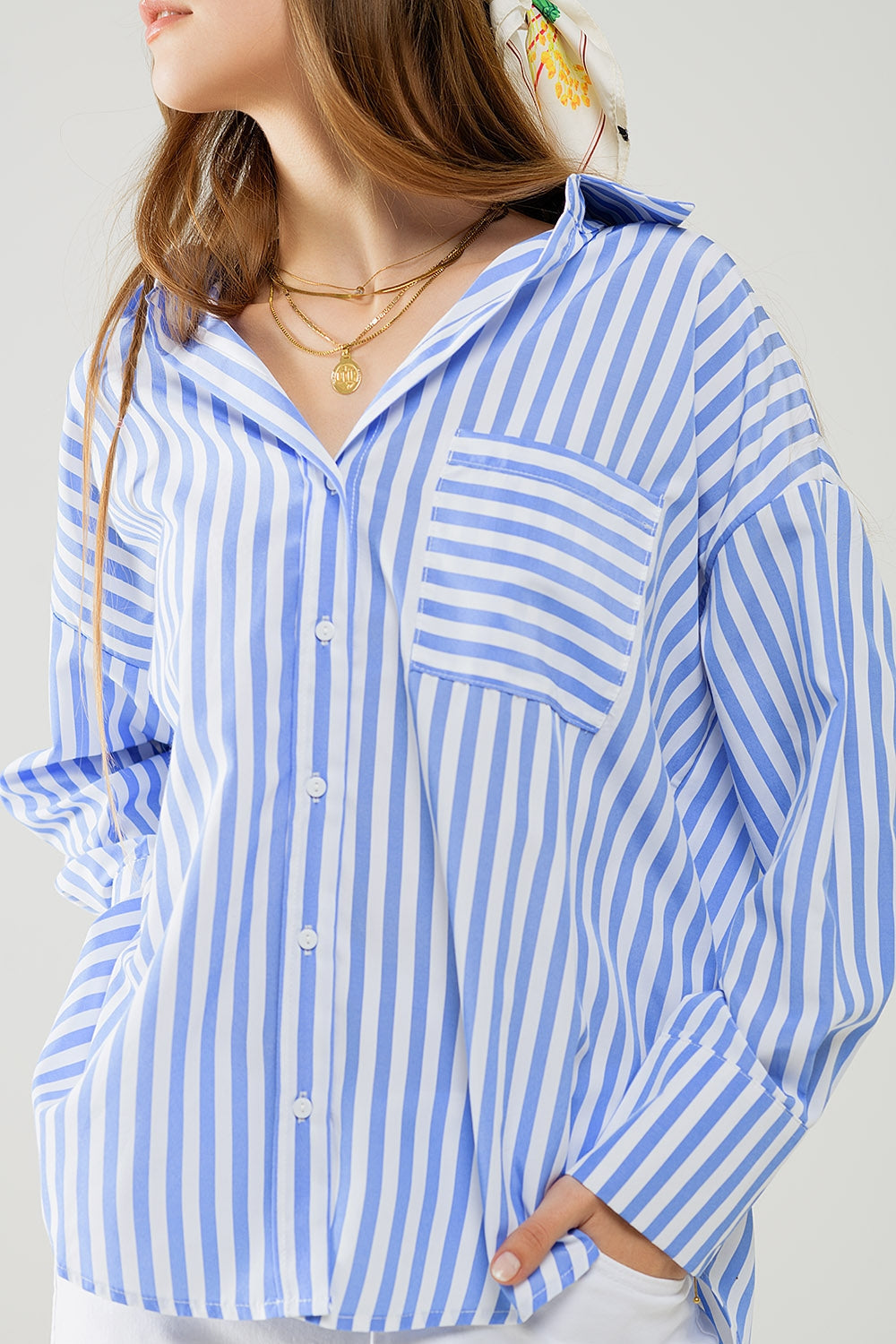 Blusa holgada de rayas en azul claro Q2