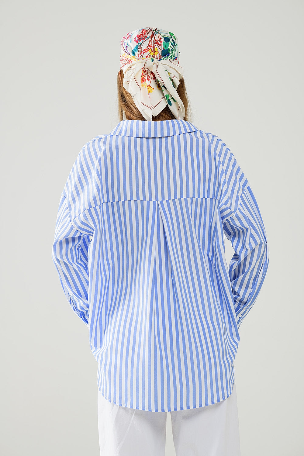 Blusa holgada de rayas en azul claro Q2