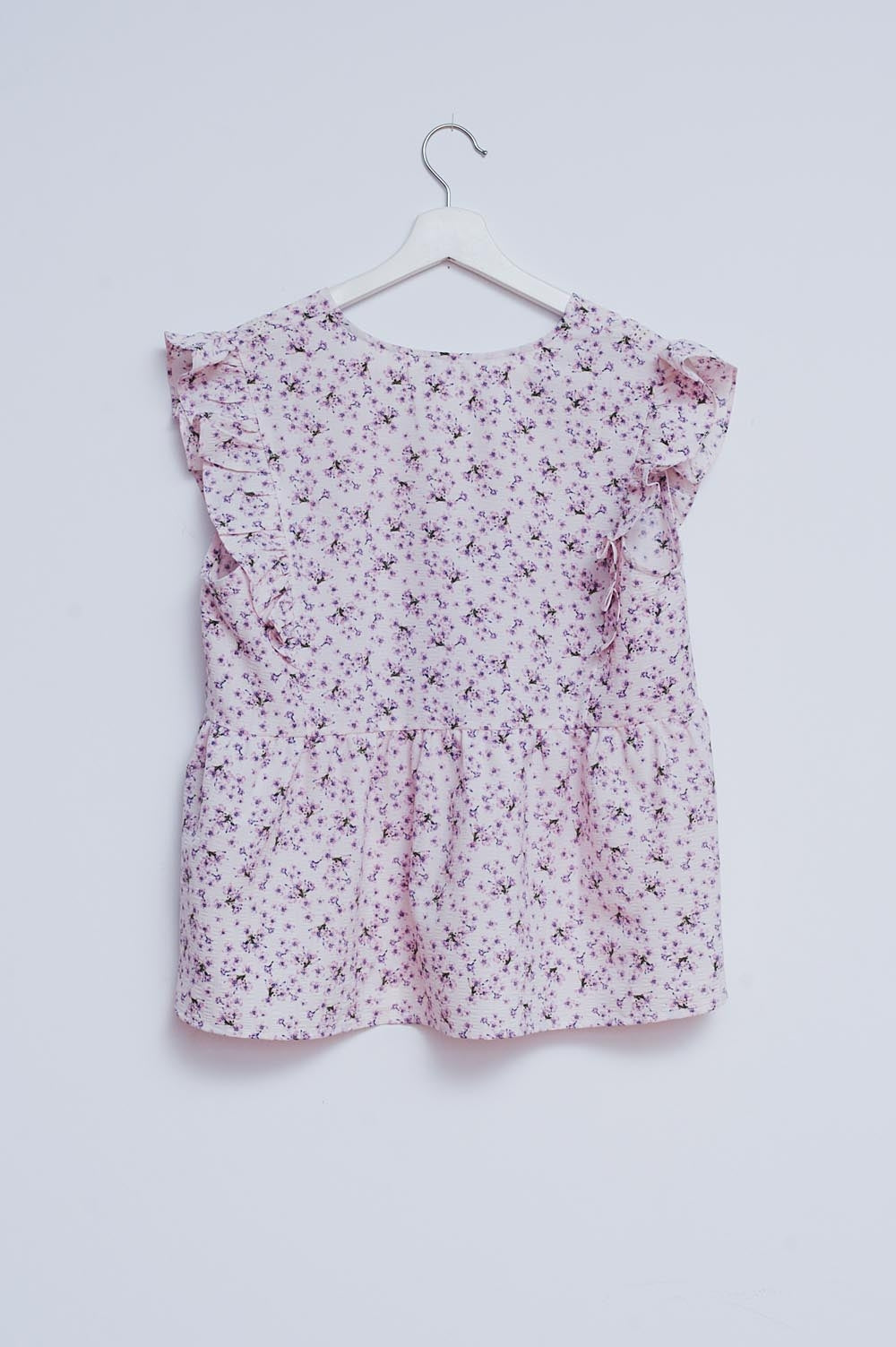 Blusa lila con bordado y detalle de volantes Q2