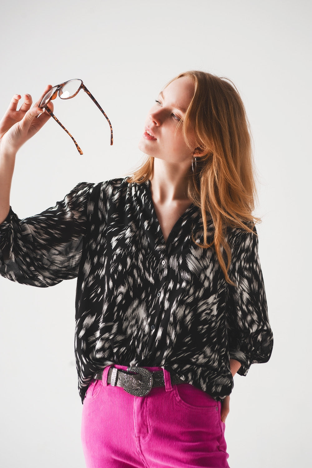 Blusa monocromática con estampado de gasa transparente Q2