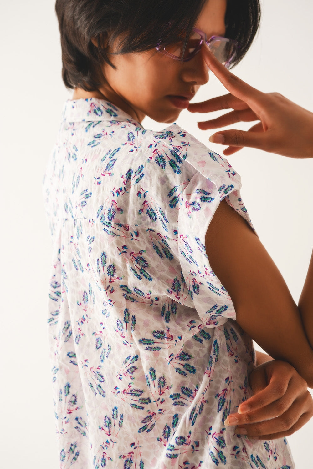 Blusa morada con bolsillos y estampado de florecitas Q2