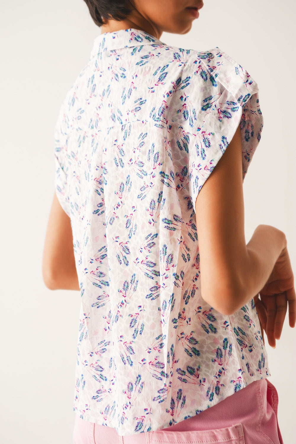 Blusa morada con bolsillos y estampado de florecitas Q2