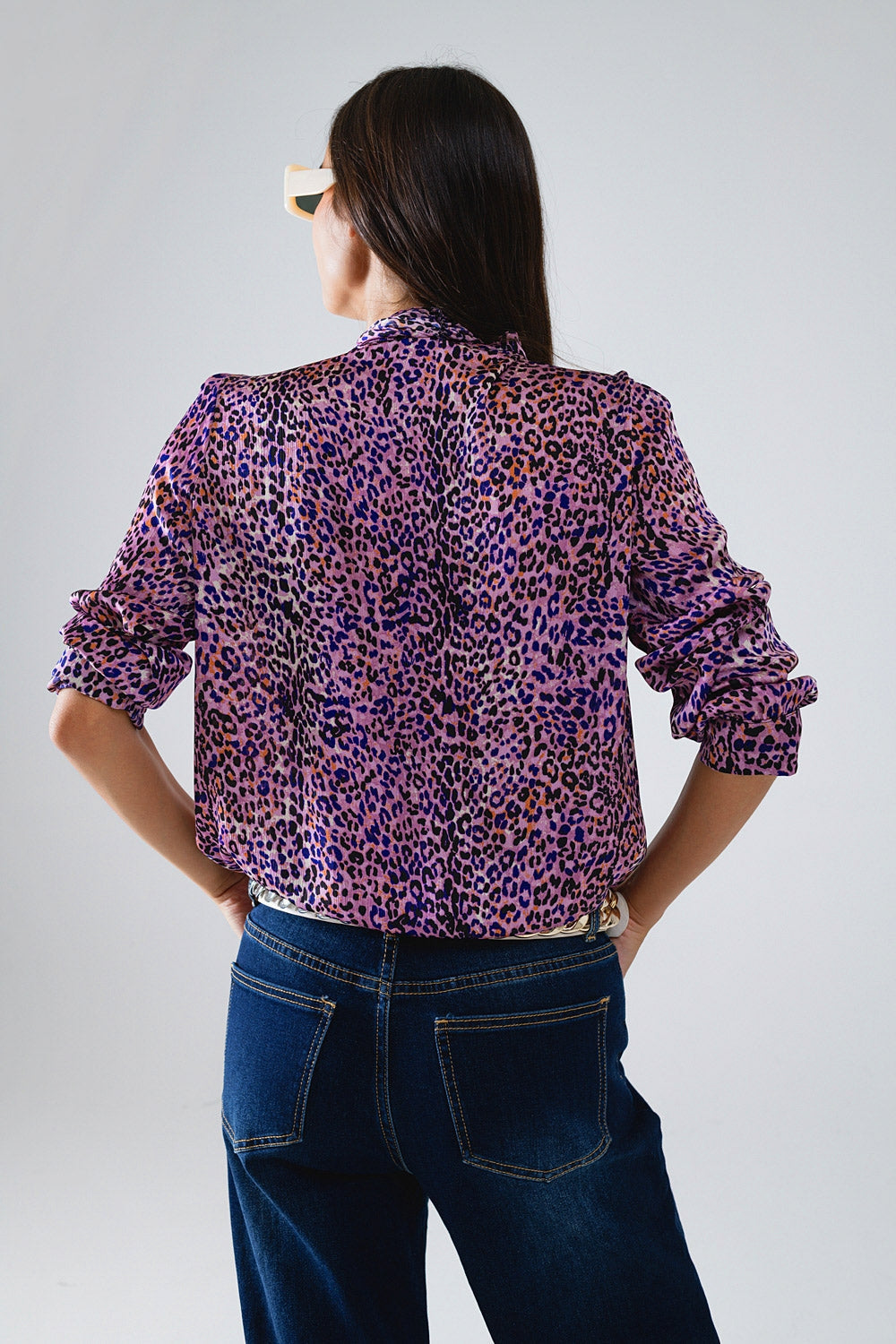 Blusa morada con estampado animal atada al cuello Q2
