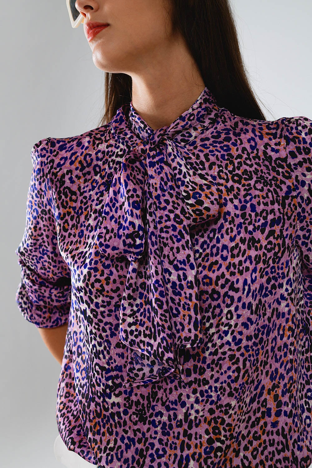 Blusa morada con estampado animal atada al cuello Q2