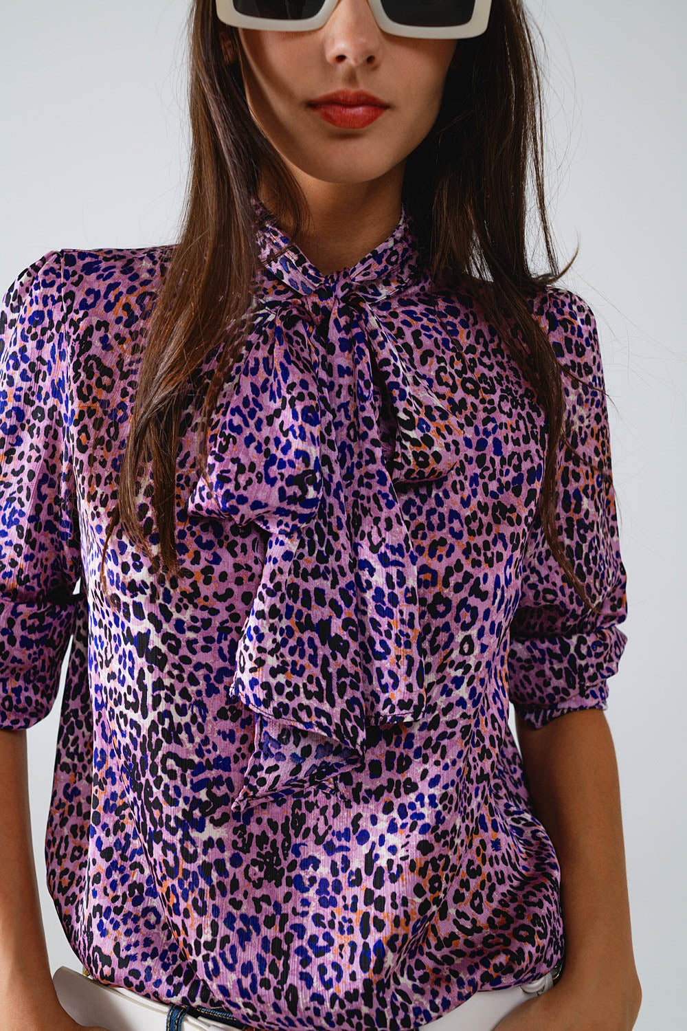 Blusa morada con estampado animal atada al cuello Q2