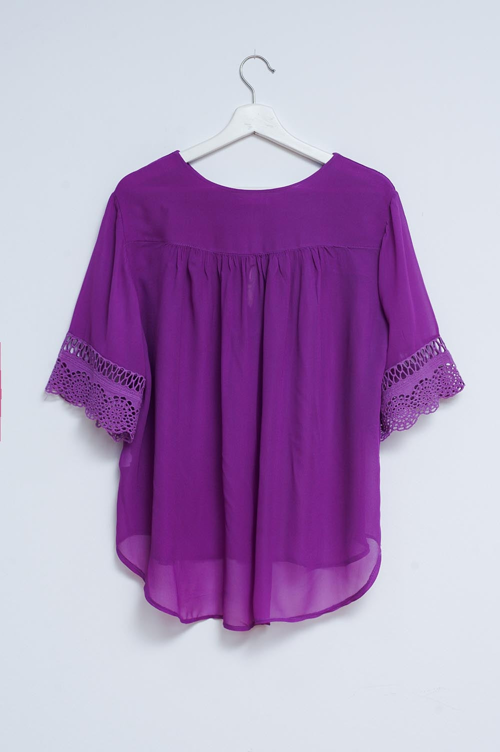 Blusa morada con lazadas en la parte delantera y bordados Q2