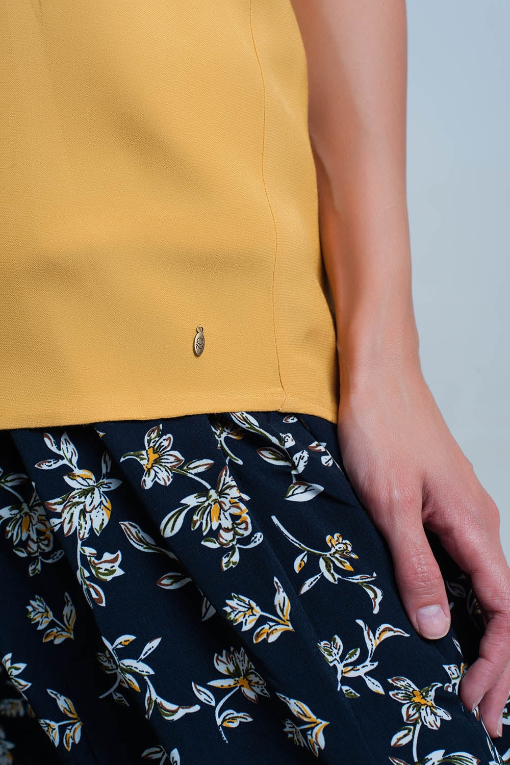 Blusa mostaza de tirantes con detalle de brillo Q2