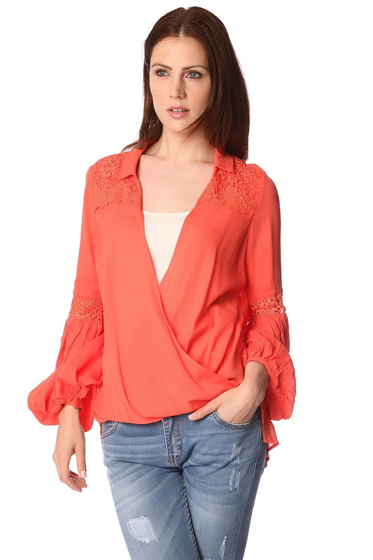 Q2 Blusa naranja con parte delantera cruzada y detalle drapeado