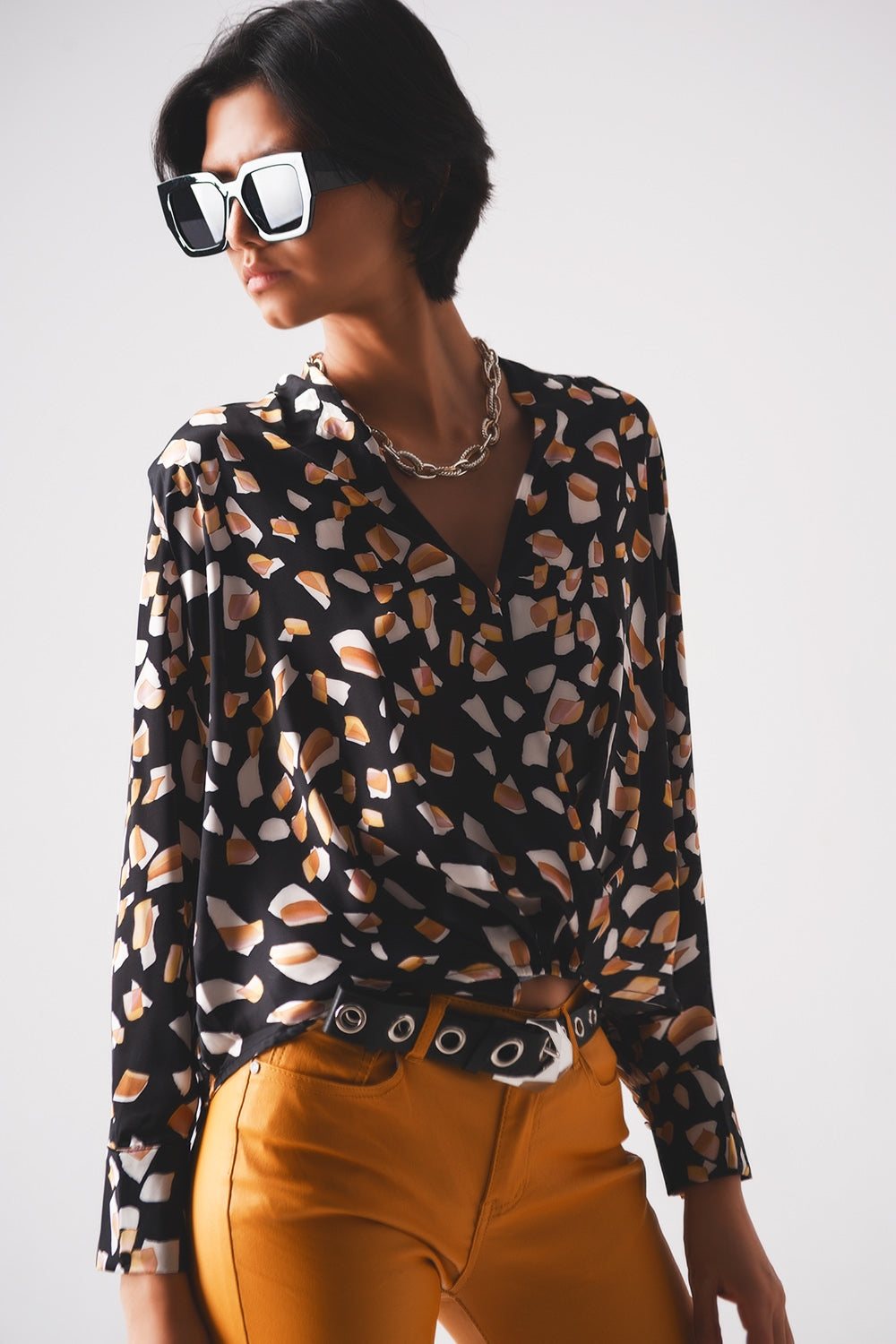Blusa negra con estampado y parte delantera cruzada Q2