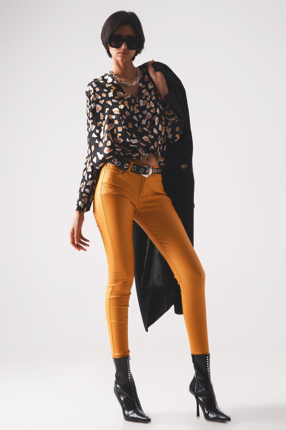 Blusa negra con estampado y parte delantera cruzada Q2