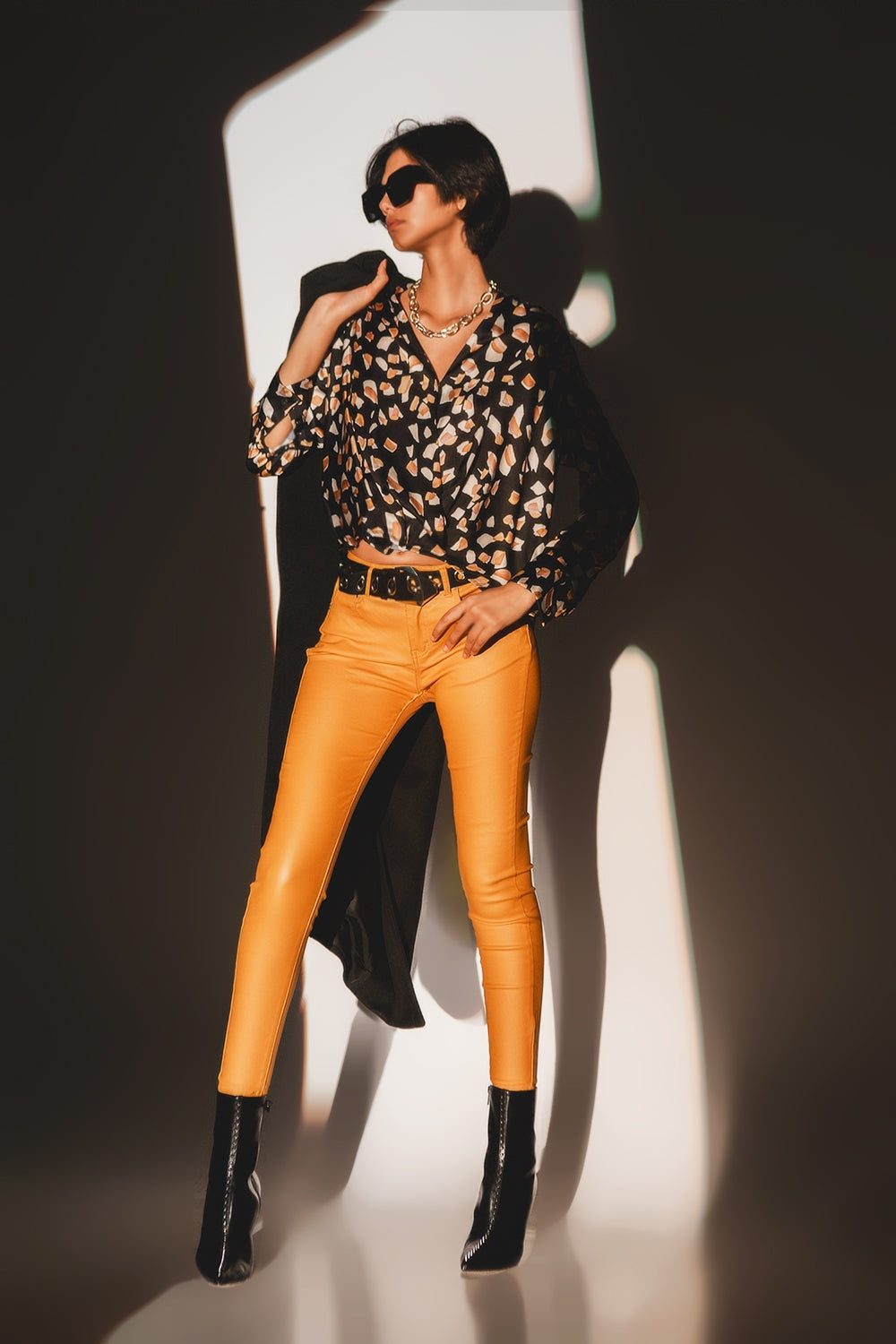 Blusa negra con estampado y parte delantera cruzada Q2