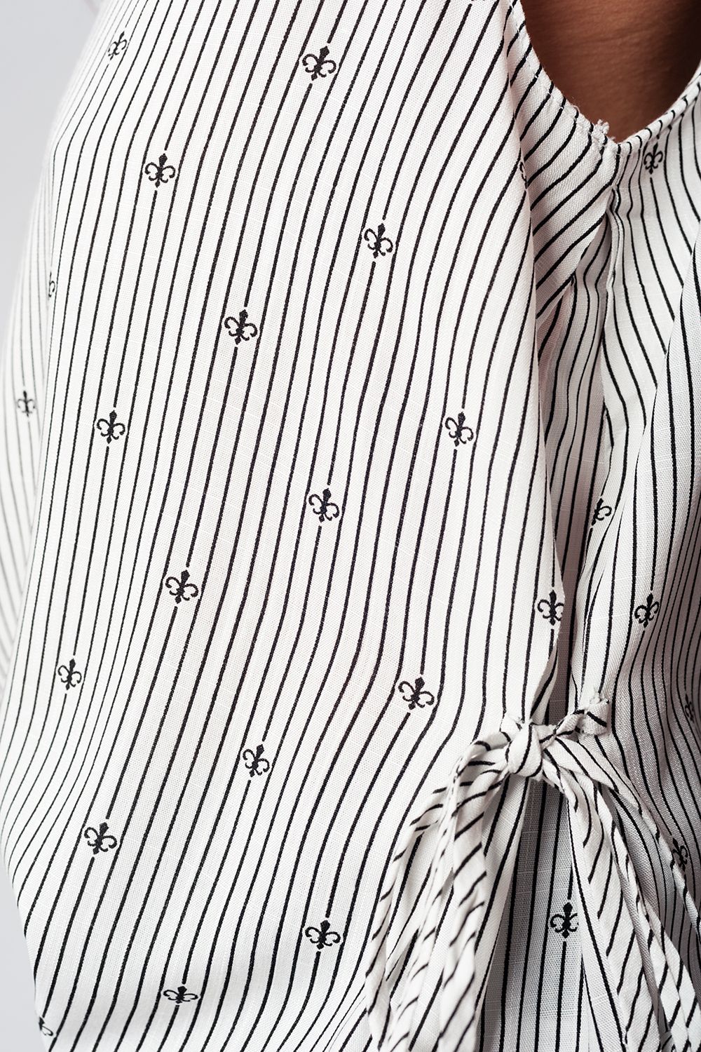 Blusa negra y diseño marinero Q2