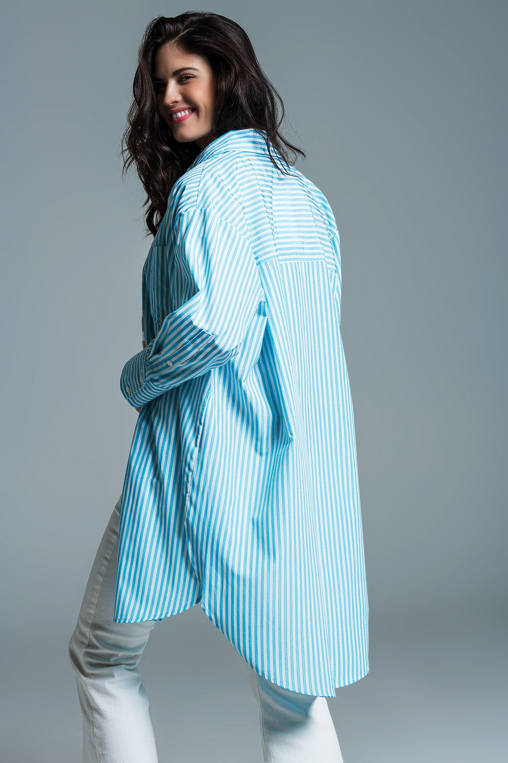 Blusa oversize azul claro con rayas blancas Q2