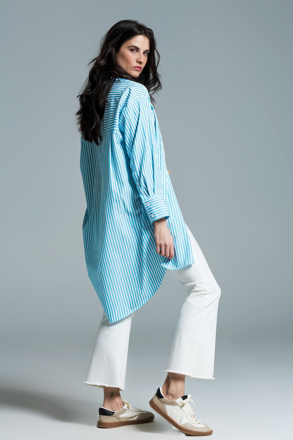 Blusa oversize azul claro con rayas blancas Q2