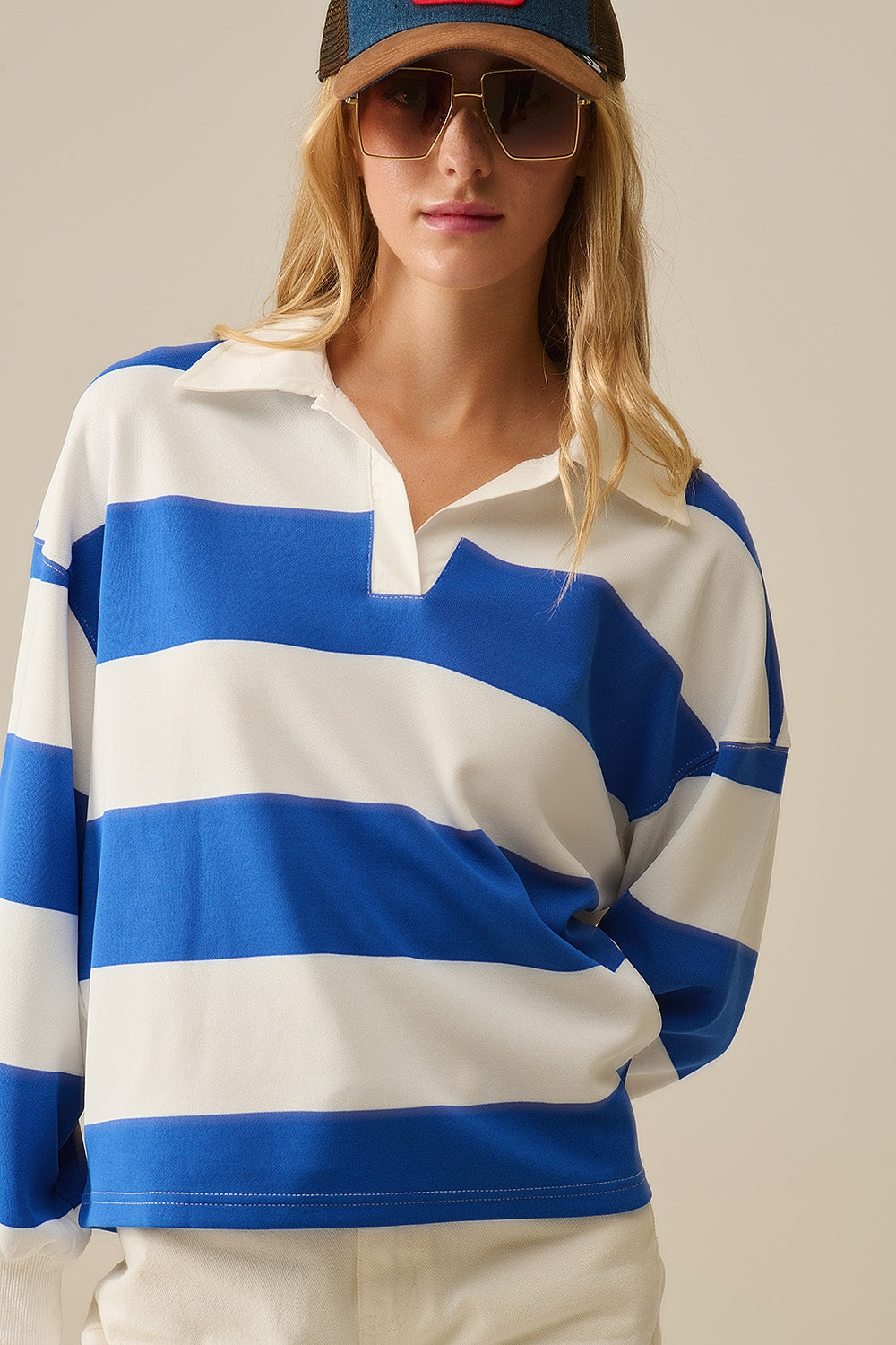 Blusa polo blanca de rayas relajadas con rayas azules Q2