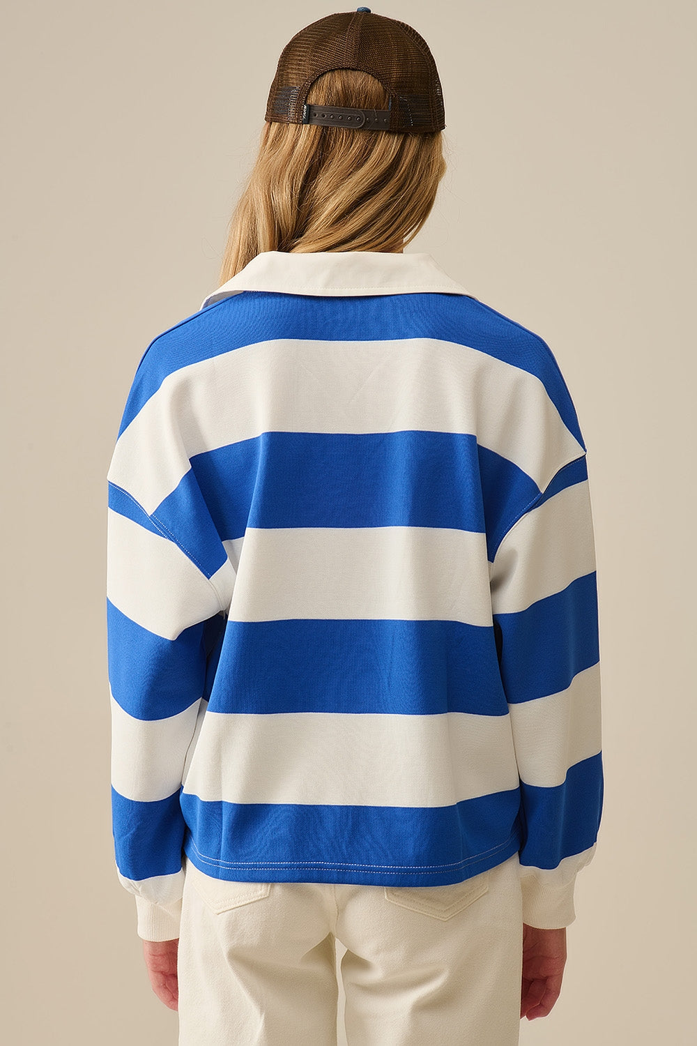 Blusa polo blanca de rayas relajadas con rayas azules Q2