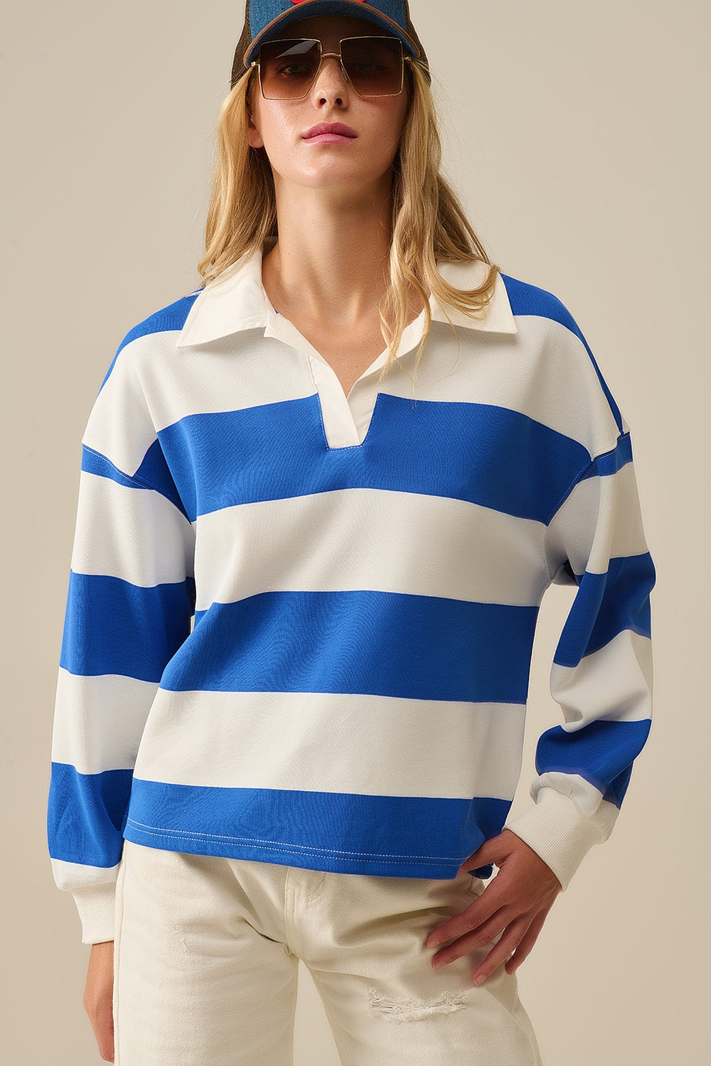 Blusa polo blanca de rayas relajadas con rayas azules Q2