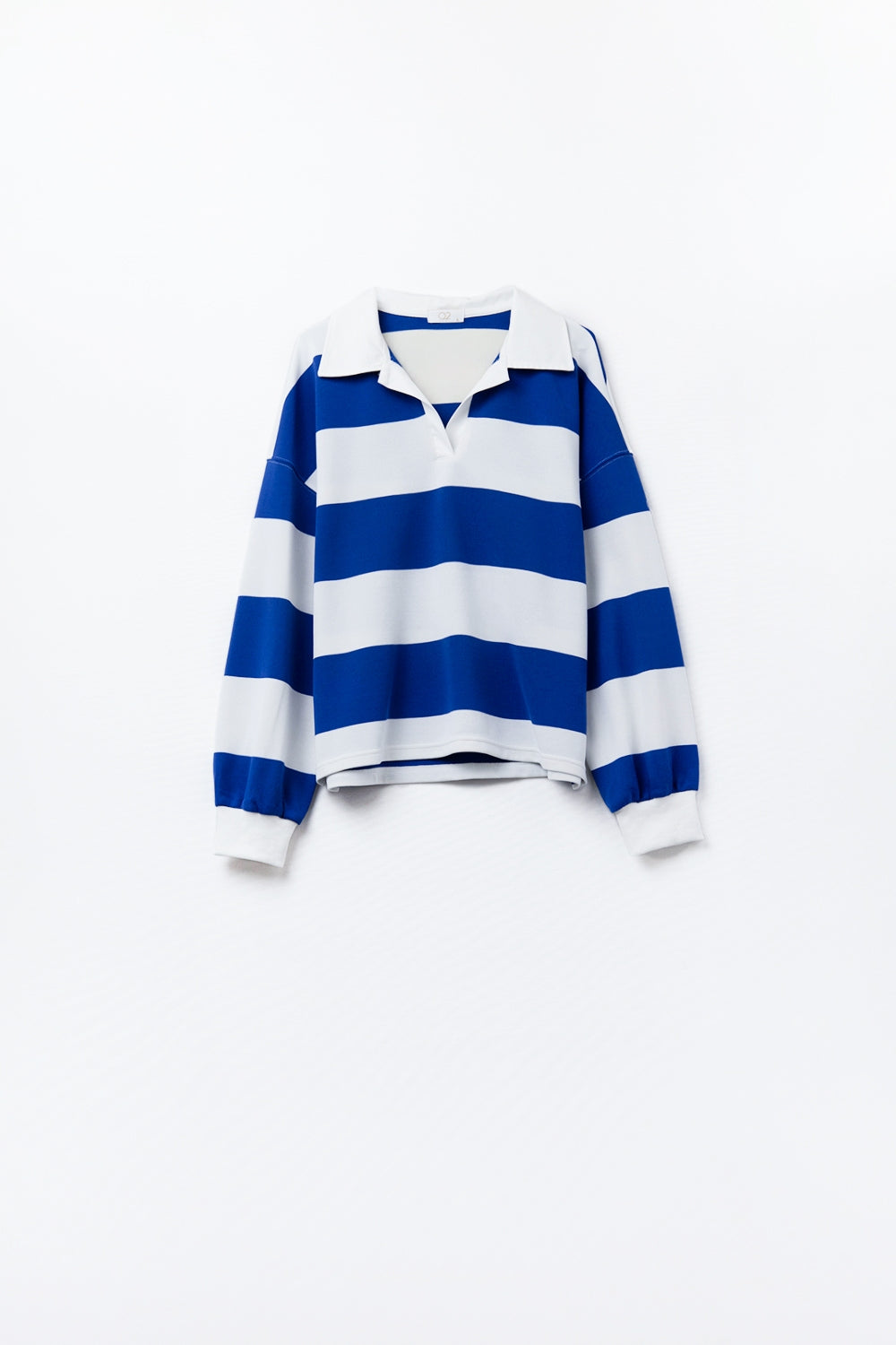 Blusa polo blanca de rayas relajadas con rayas azules Q2