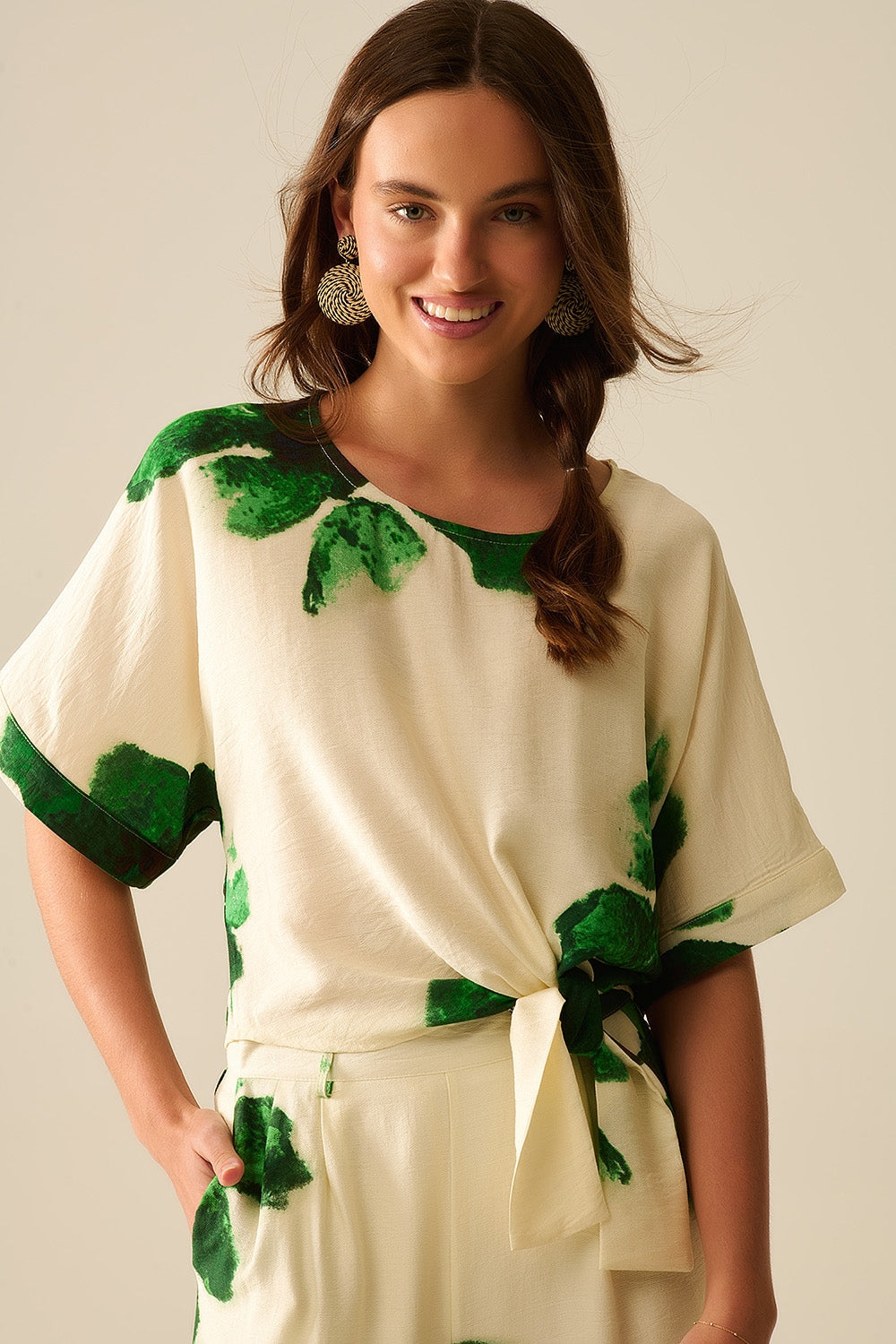 Blusa Recortada con Estampado Floral en Verde Atada a la Cintura Q2