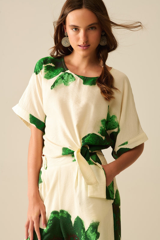 Q2 Blusa Recortada con Estampado Floral en Verde Atada a la Cintura