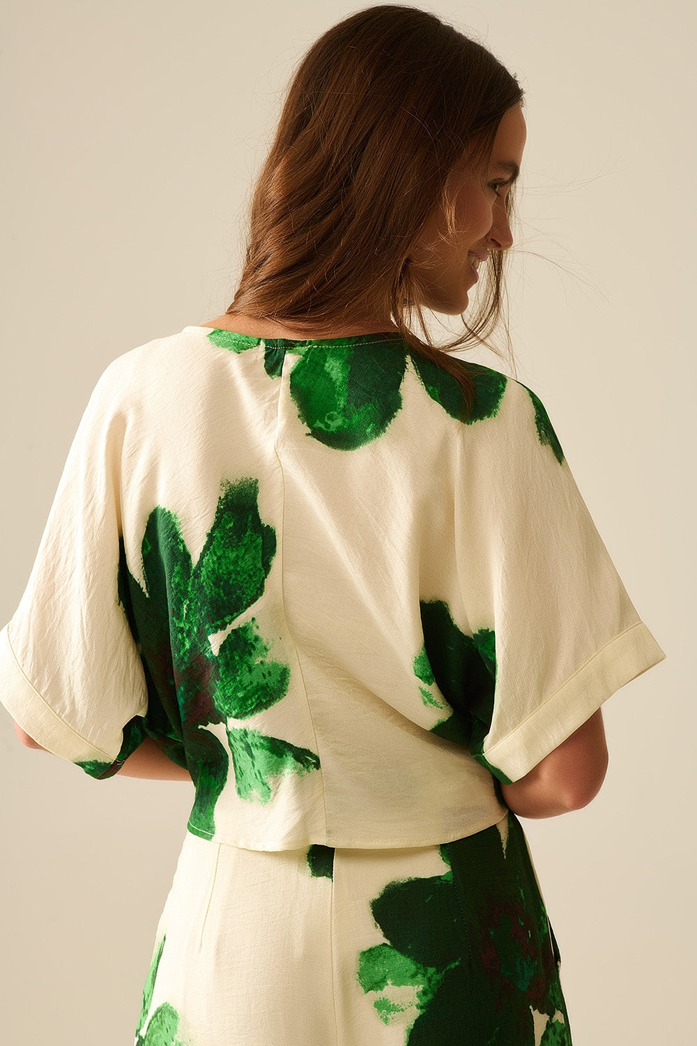 Blusa Recortada con Estampado Floral en Verde Atada a la Cintura Q2
