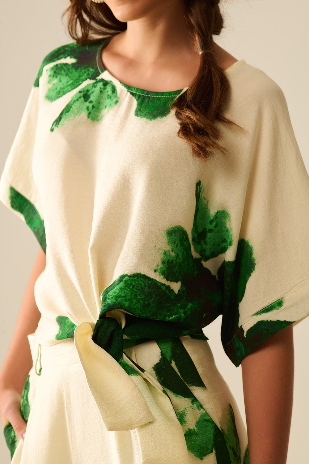 Blusa Recortada con Estampado Floral en Verde Atada a la Cintura Q2