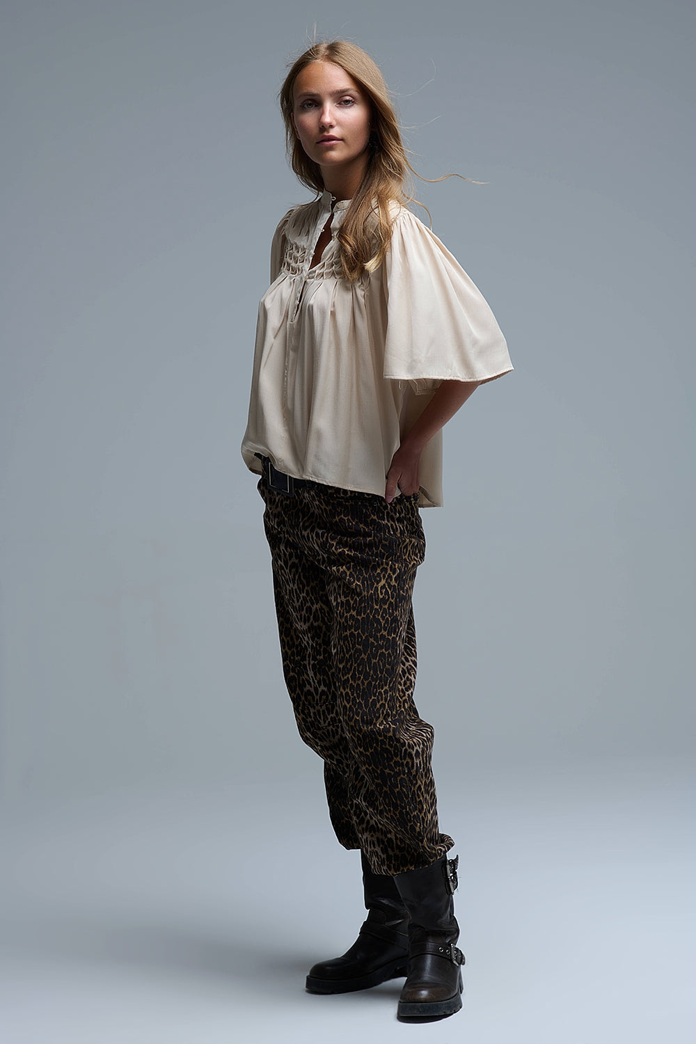 Blusa relajada beige de estilo boho con detalles bordados Q2