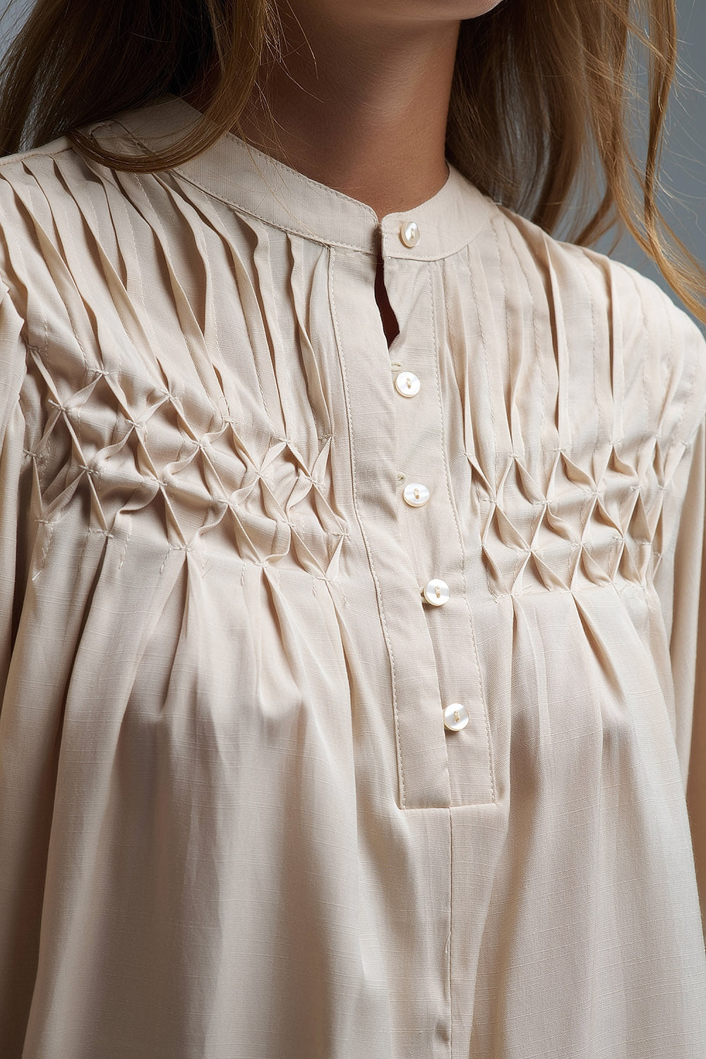 Blusa relajada beige de estilo boho con detalles bordados Q2