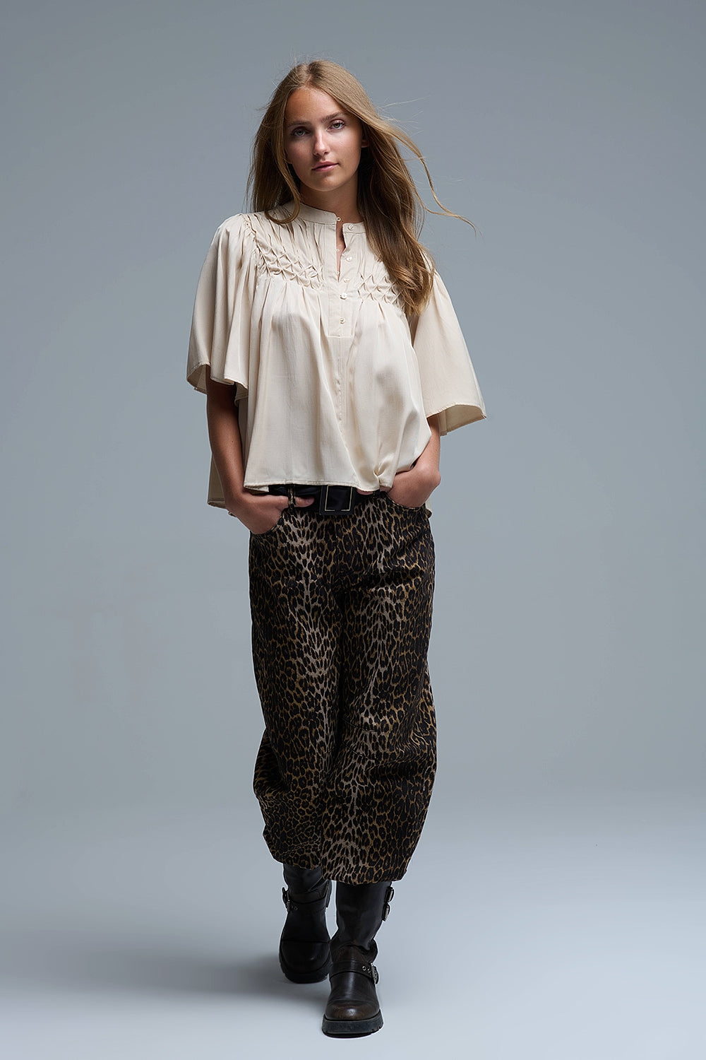 Blusa relajada beige de estilo boho con detalles bordados Q2