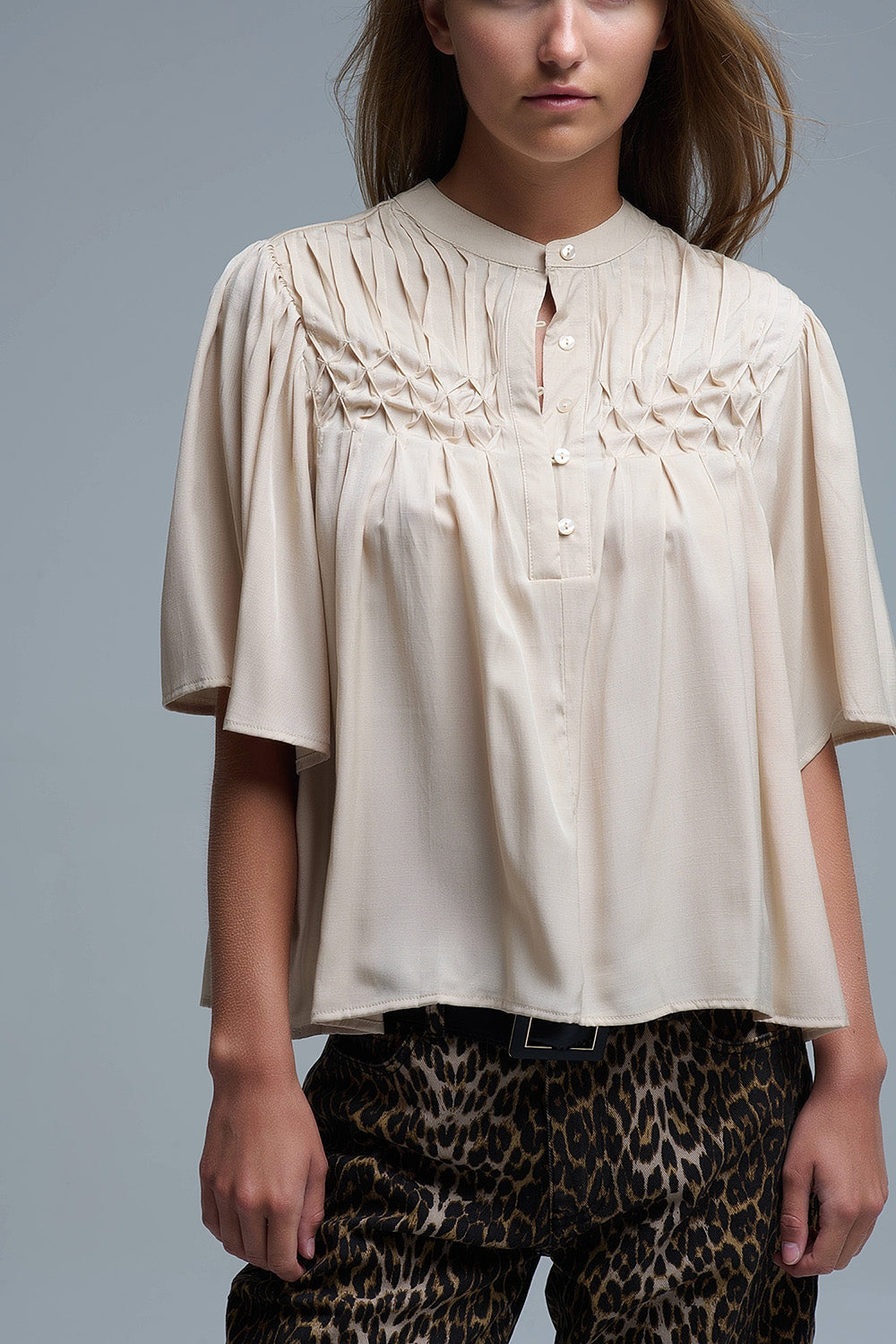 Blusa relajada beige de estilo boho con detalles bordados Q2