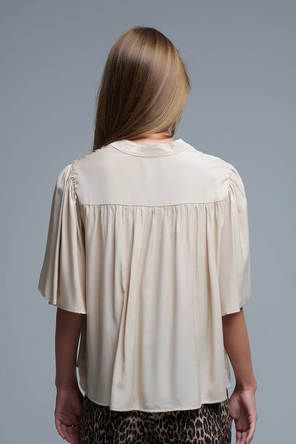 Blusa relajada beige de estilo boho con detalles bordados Q2