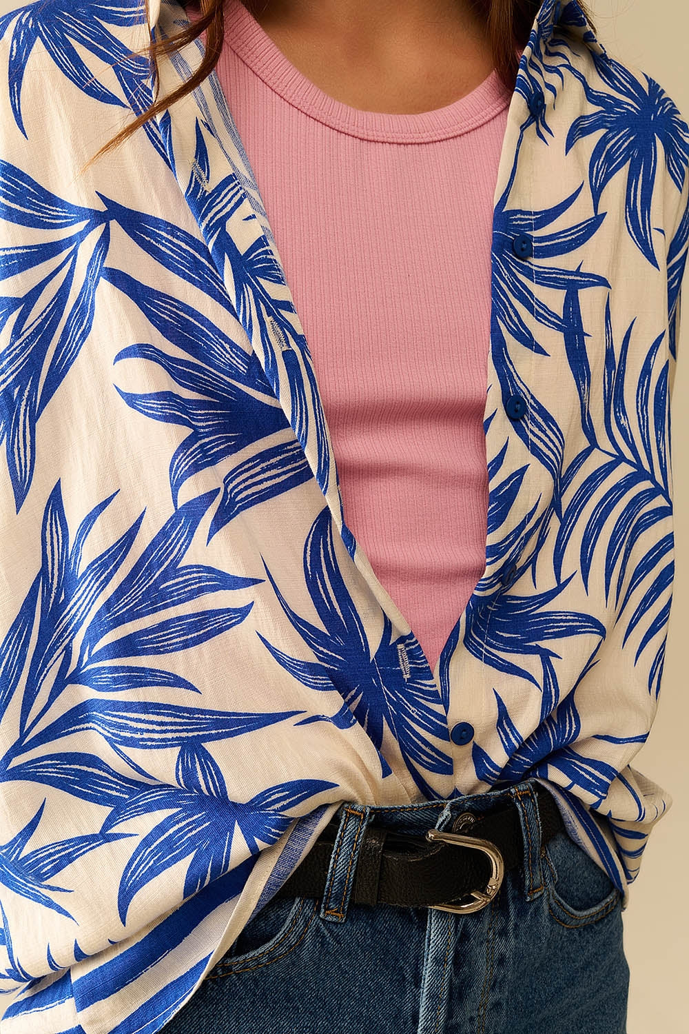 Blusa Relajada con Motivo Tropical en Azul y Blanco Q2
