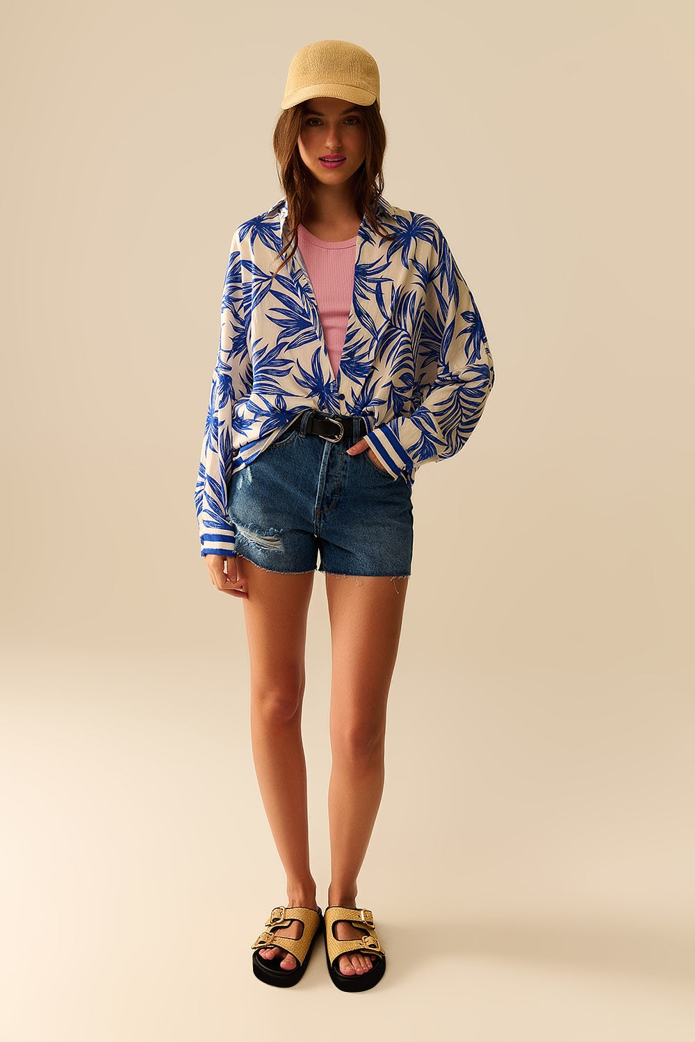 Blusa Relajada con Motivo Tropical en Azul y Blanco Q2