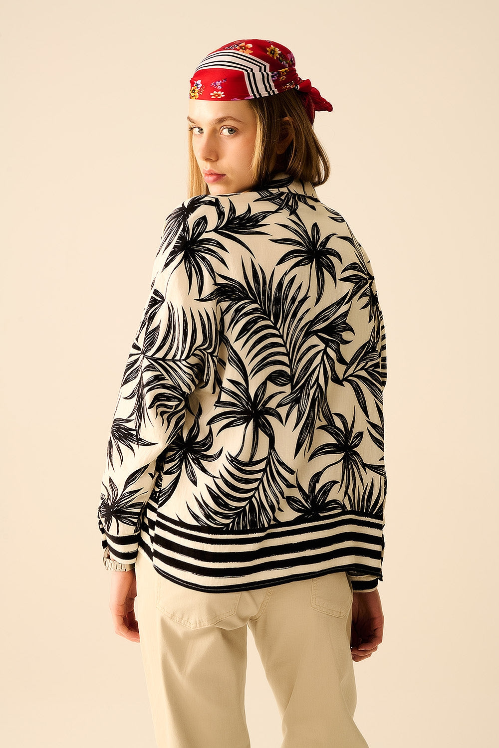 Blusa Relajada con Motivo Tropical en Blanco y Negro Q2