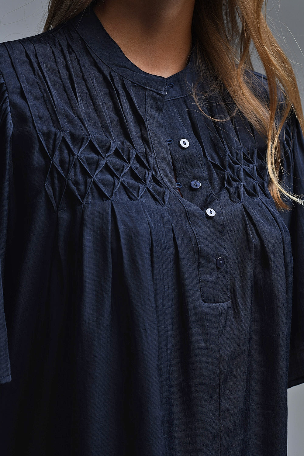 Blusa relajada de estilo boho en azul marino con detalles bordados Q2