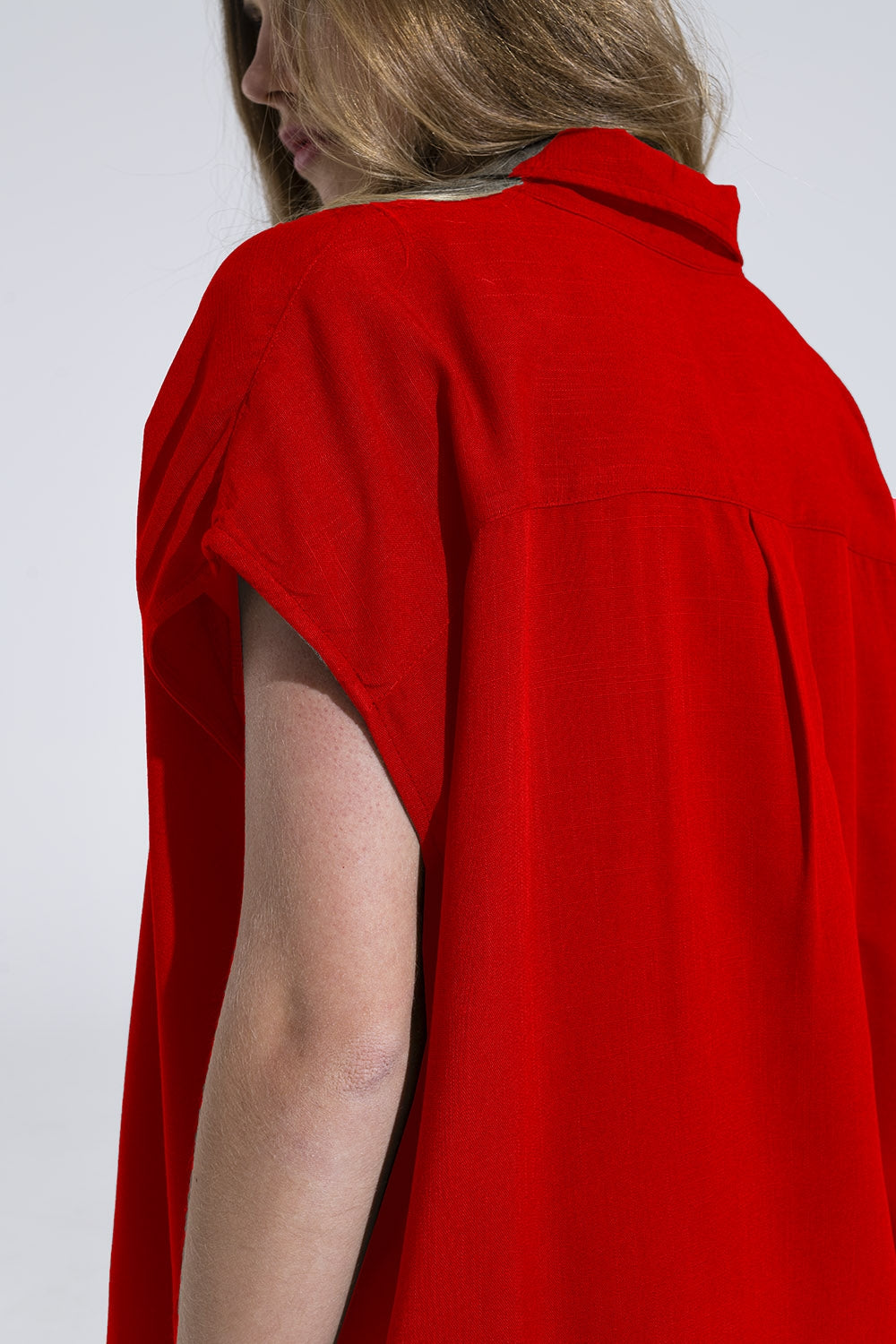 Blusa roja abotonada con cuello polo Q2