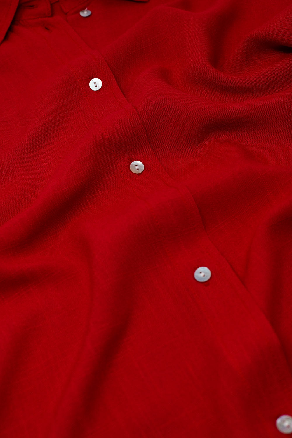 Blusa roja abotonada con cuello polo Q2