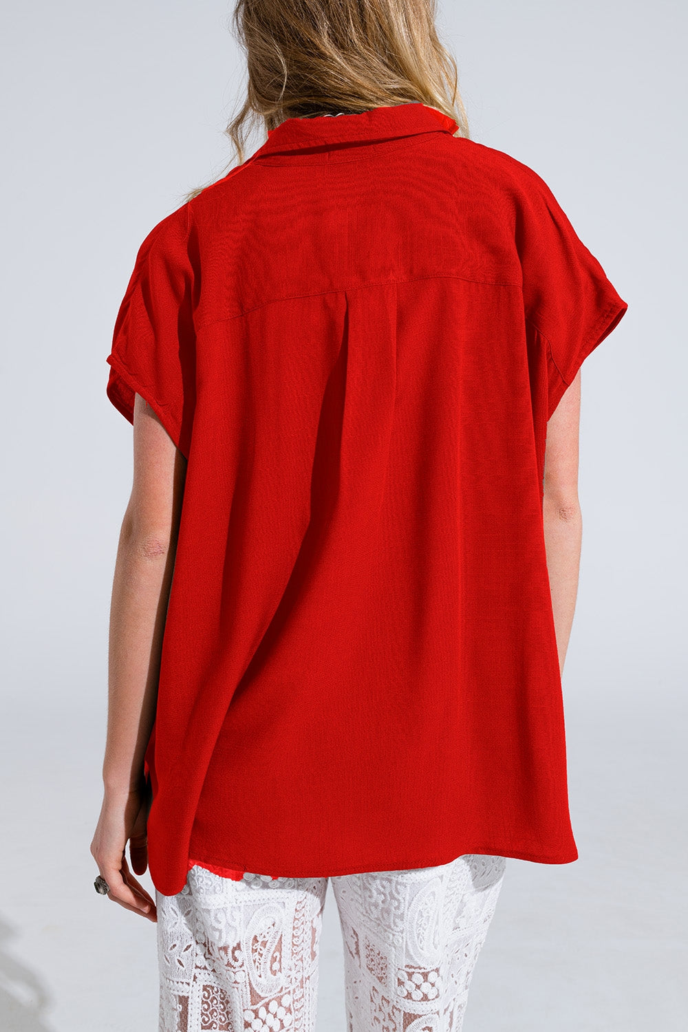 Blusa roja abotonada con cuello polo Q2