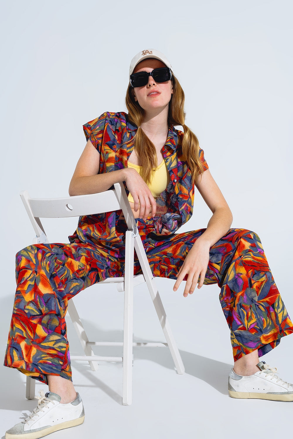Blusa roja abotonada con estampado de flores multicolor Q2