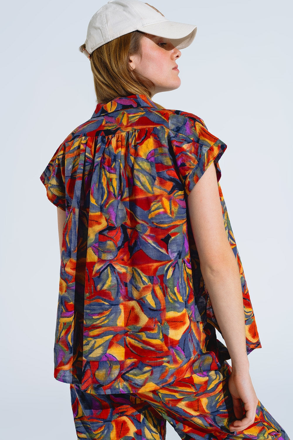 Blusa roja abotonada con estampado de flores multicolor Q2