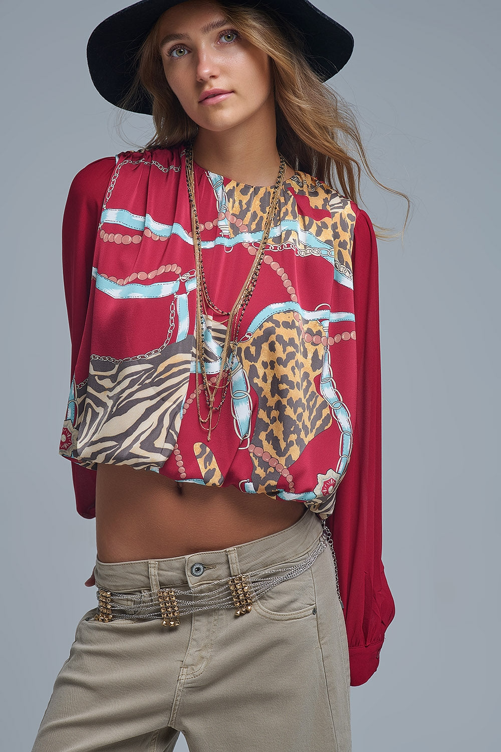 Q2 Blusa roja con estampado abstracto