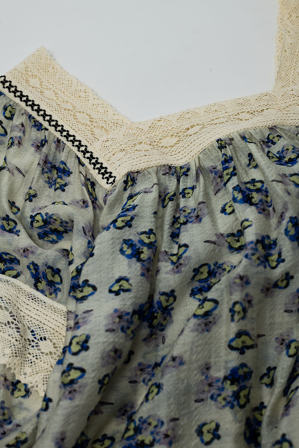 blusa romántica con flores y detalle de encaje Q2