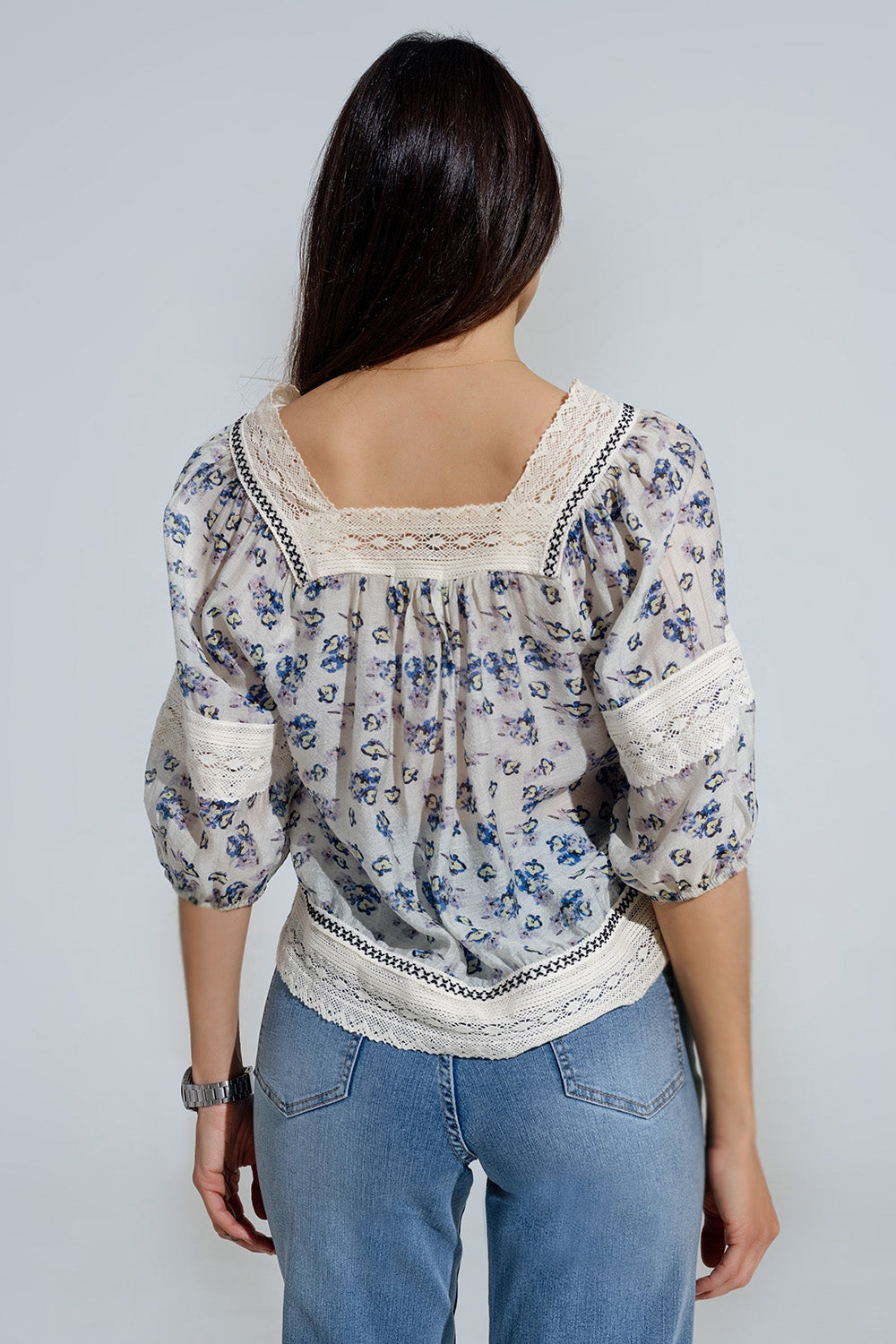 blusa romántica con flores y detalle de encaje Q2