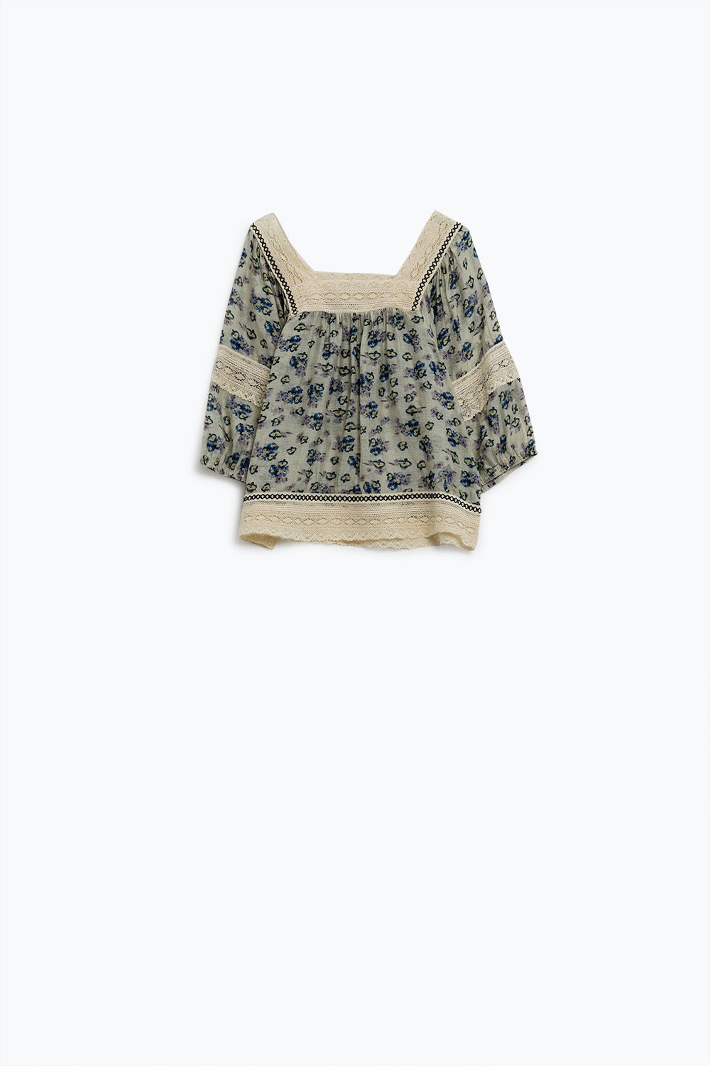 blusa romántica con flores y detalle de encaje Q2