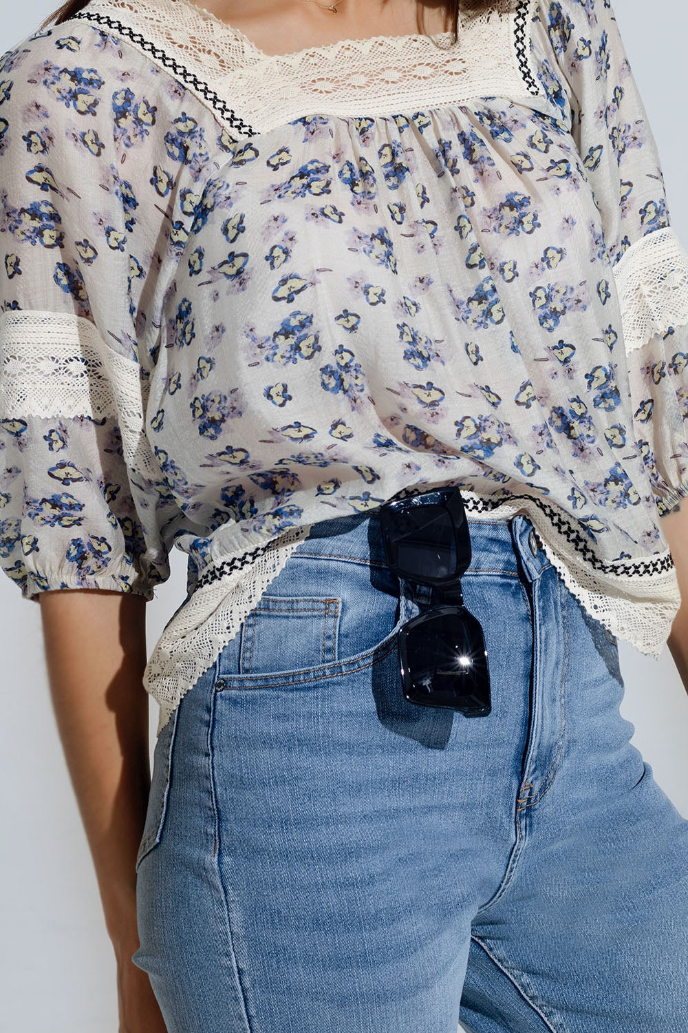 blusa romántica con flores y detalle de encaje Q2
