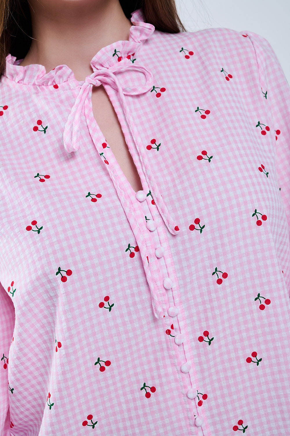 Blusa rosa con detalles de cerezas y lazo anudado Q2