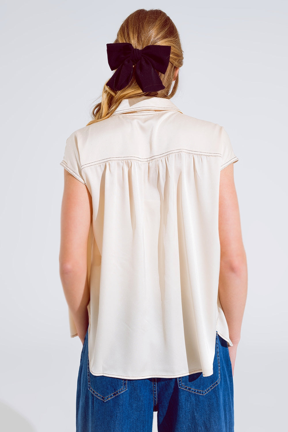 Blusa sin mangas con cuello pollo en beige Q2