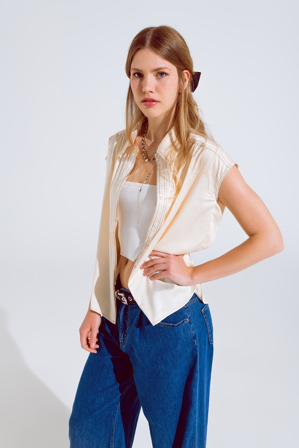 Blusa sin mangas con cuello pollo en beige Q2